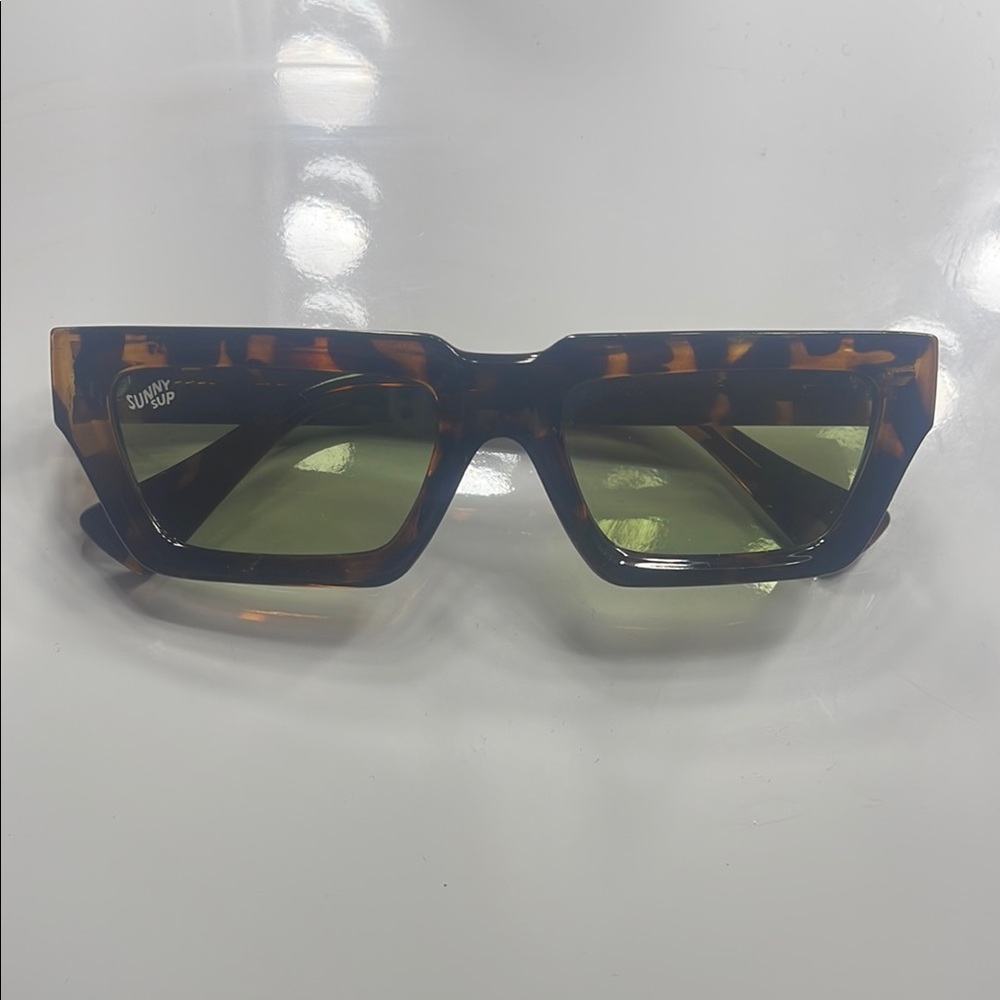 Sunny Sup Sunglasses with Tortoise Shell Frame